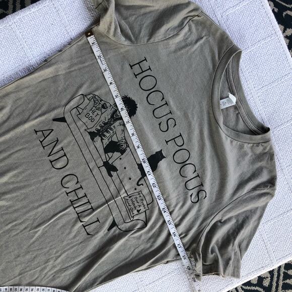 Hocus Pocus and Chill Graphic T-shirt Womenβs Size Small Halloween Binx Billy - Picture 6 of 7